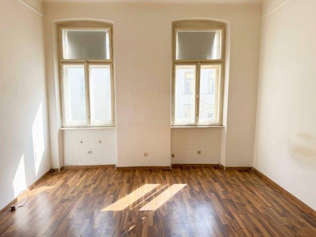Renovierungsbedürftige 2 Zimmer Wohnung mit Stadtblick