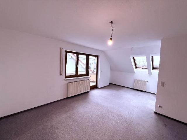RENOVIERUNGSBEDÜRFTIGE 2 ZIMMERWOHNUNG MIT TIEFGARAGENSTELLPLATZ