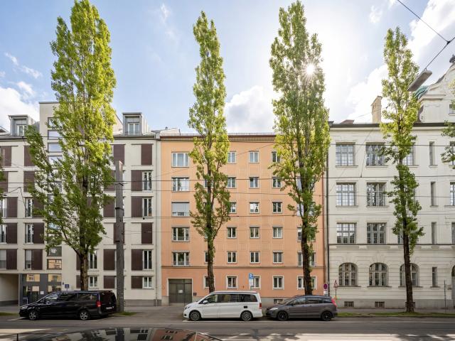 Renovierungsbedürftige 3 4 Zimmer Wohnung in zentraler Lage sofort frei!