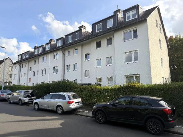 Renovierungsbedürftige 3 Zimmer Altbauwohnung mit Loggia und Balkon in Leverkusen Schlebusch!