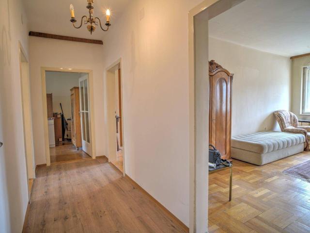 Renovierungsbedürftige 3 Zimmer Wohnung in einem thermisch sanierten Haus!