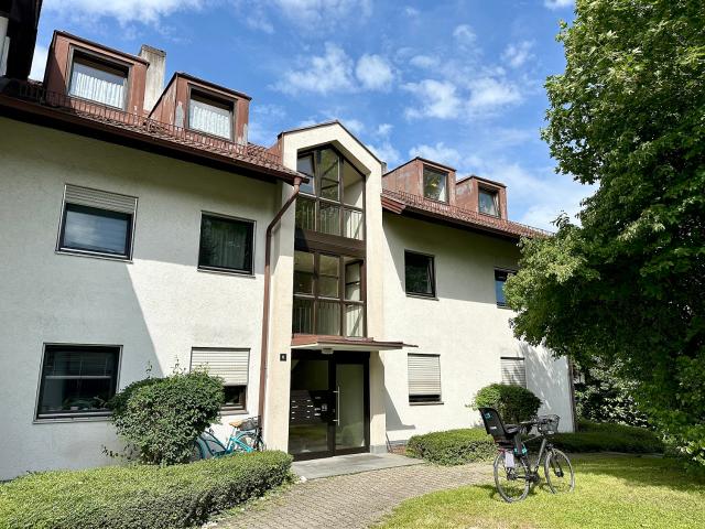 Renovierungsbedürftige 3 Zimmer Wohnung mit Balkon und TG Stellplatz!