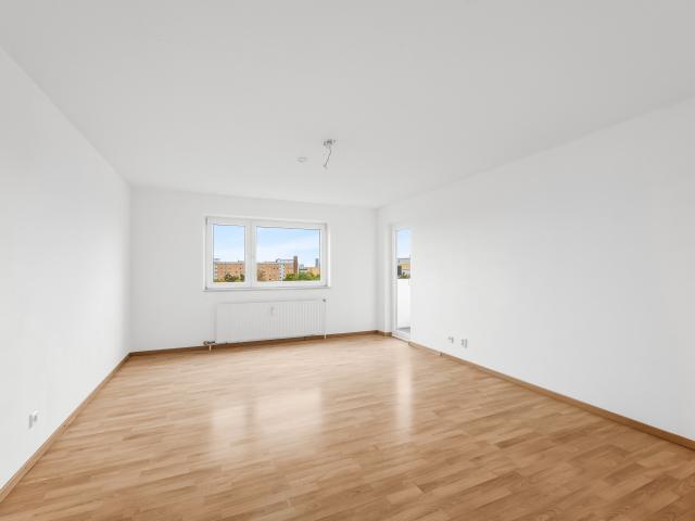 Renovierungsbedürftige 3 Zimmer Wohnung mit Südloggia