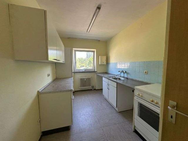 Renovierungsbedürftige 4 Zimmer Wohnung