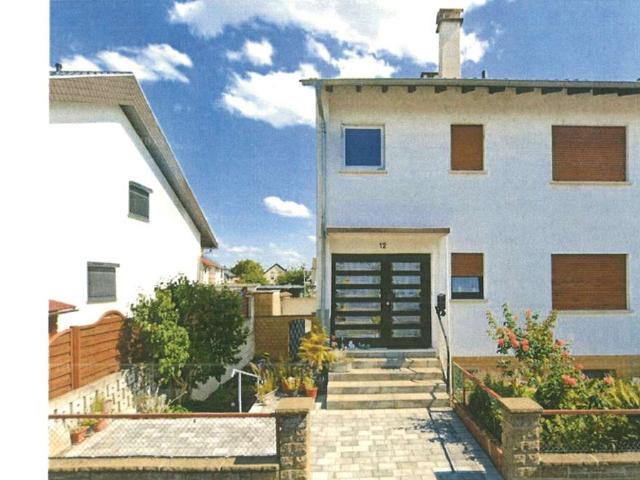Renovierungsbedürftiges Zweifamilienhaus mit Garage, Garten und vielseitigem Potenzial