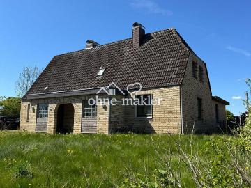 Renovierungsbedürftiges Zweifamilienhaus in idyllischer Feldlage mit großem Grundstück