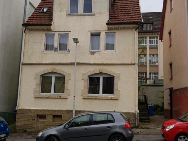 renovierungsbedürftiges Zweifamilienhaus