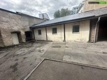 Renovierungsbedürftiges Einfamilienhaus im Zentrum von Knittelfeld mit Carports und Doppelgarage