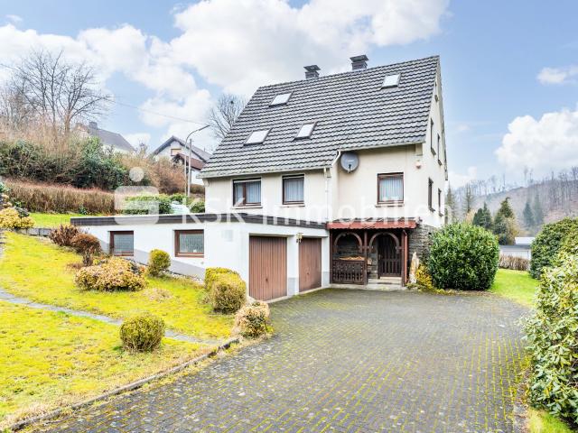 Renovierungsbedürftiges Einfamilienhaus mit Doppelgarage sucht neuen Eigentümer!