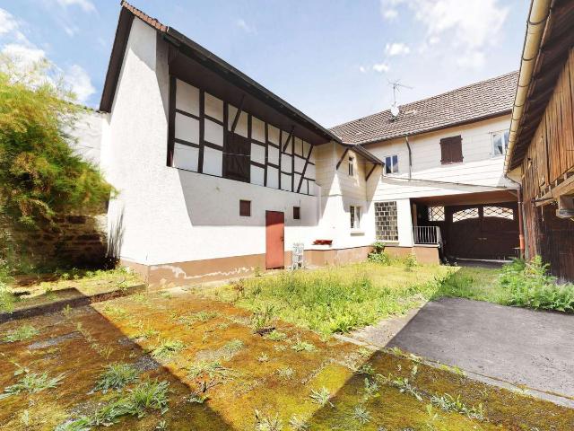 Renovierungsbedürftiges Einfamilienhaus mit Garten und Doppelgarage