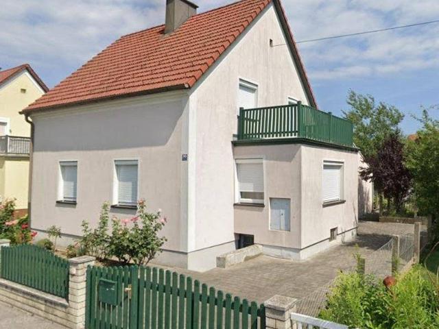 Renovierungsbedürftiges Einfamilienhaus mit viel Potenzial