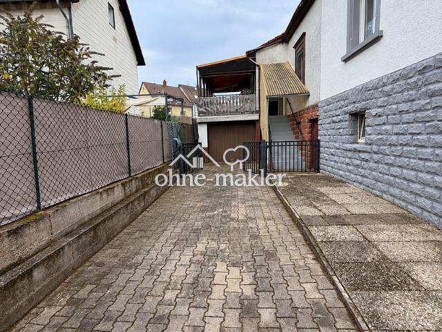 Renovierungsbedürftiges Einfamilienhaus/Dopppelhaus mit Garage