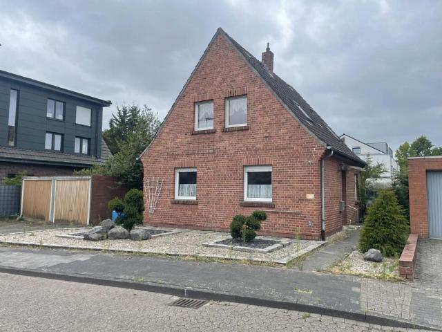 Renovierungsbedürftiges, freistehend Haus in guter, ruhiger Lage
