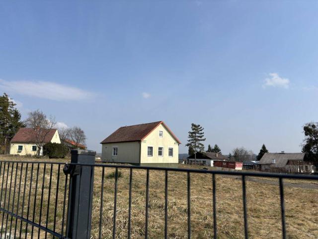 Einfamilienhaus mit 5600 m2 Grundstück Bauland und lw. Fläche