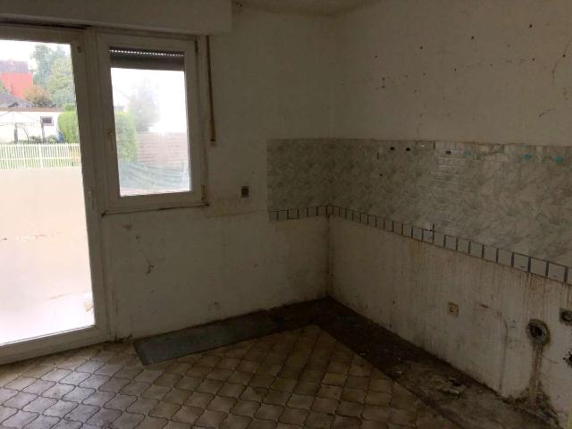 Renovierungsbedürftiges Haus auf großen Grundstück