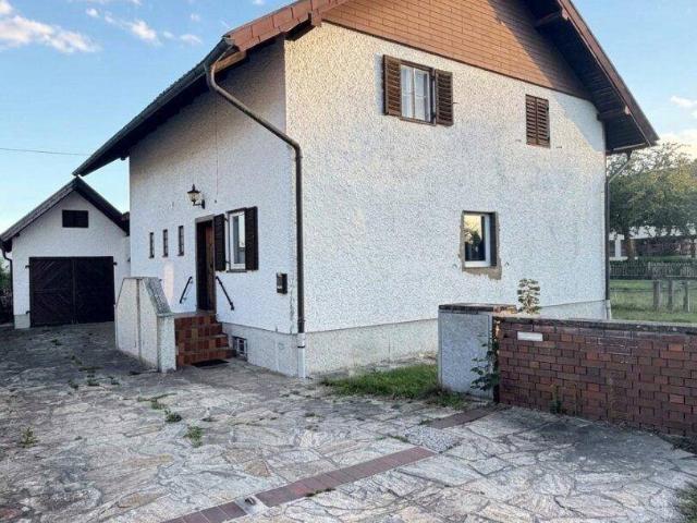 Renovierungsbedürftiges Haus in guter Lage