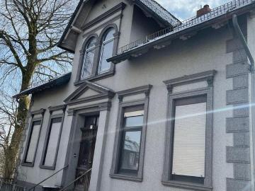 Renovierungsbedürftiges Mehrfamilienhaus