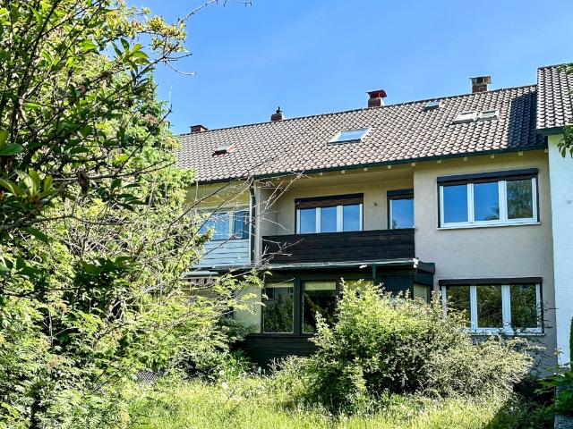 Renovierungsbedürftiges Reihenmittelhaus mit zwei Wohnungen auf Erbpachtgrundstück!