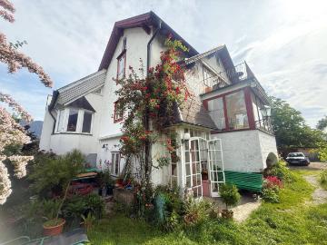 Renovierungsbedürftiger Wohntraum in stilvoller Villa