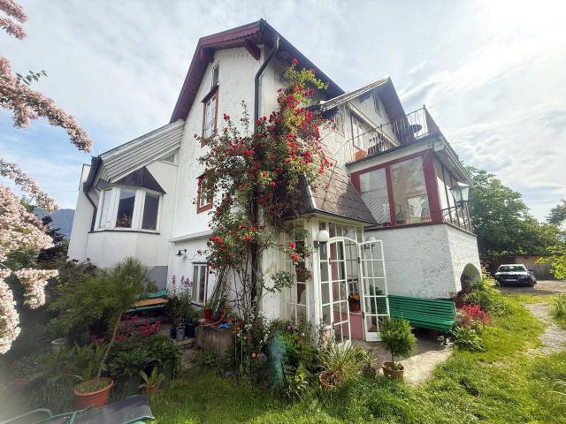Renovierungsbedürftiger Wohntraum in stilvoller Villa