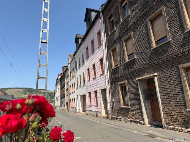 Renovierunsbedürftiges Einfamilienhaus mit Rheinblick, Terrasse und viel Potenzial