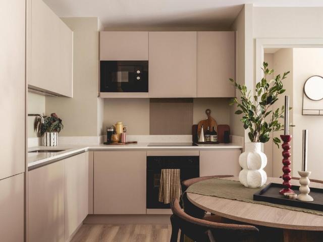 Renshaw's Yard, Staines TW18 2 bed flat to rent £1,870 pcm £432 pw