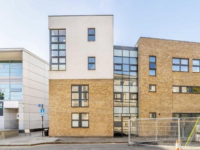 Reading Lane, London E8 2 bed flat to rent £2,400 pcm £554 pw