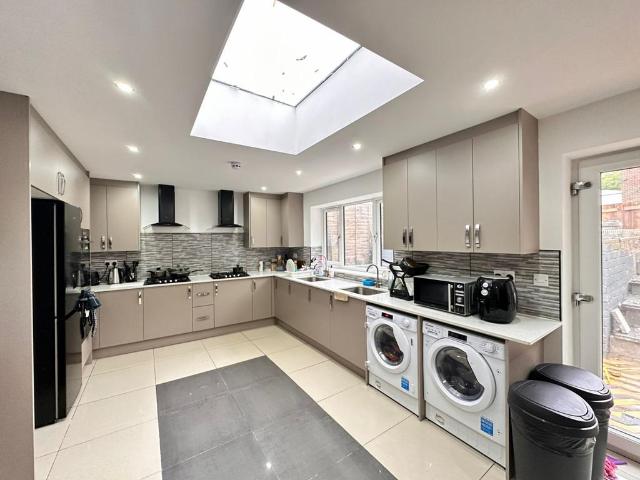 Reading RG2 1 bed in a house share to rent £750 pcm £173 pw