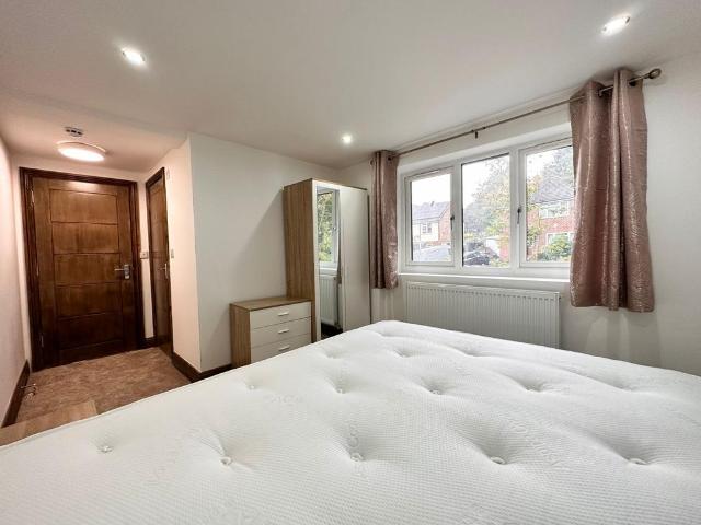 Reading RG2 1 bed in a house share to rent £800 pcm £185 pw