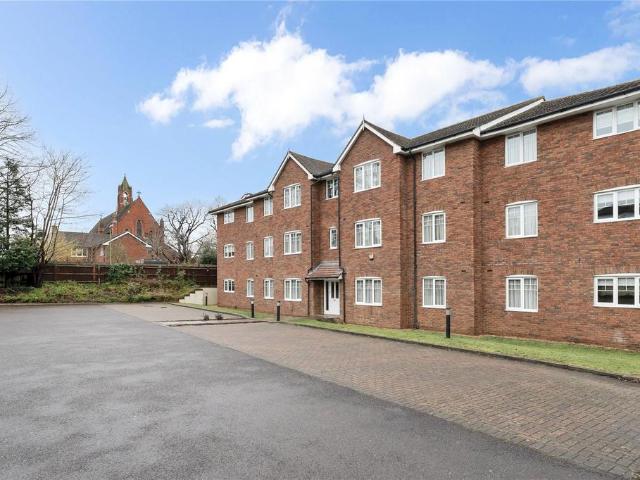 Reading Road, Farnborough, Hampshire. 1 bed apartment to rent £1,150 pcm £265 pw