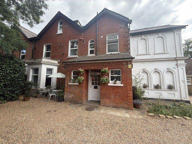 Reading Road South, Fleet GU52, 1 bed flat to rent, £1,200 pcm | PrimeLocation