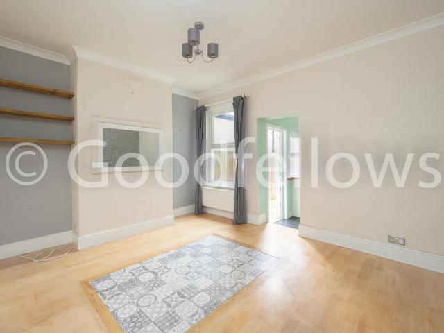 Reading Road, Surrey SM1 3 bed terraced house to rent £2,300 pcm £531 pw