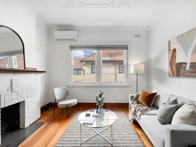 Ready to enjoy Deco in brilliant lifestyle locale with lock up garage