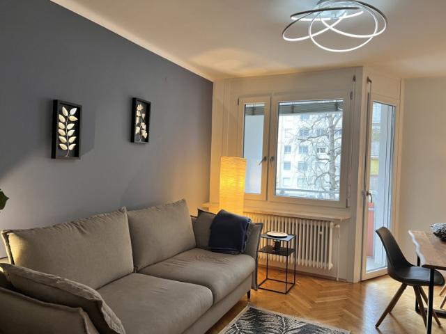 Ready to live möbliertes serviced apartment mit balkon. Nahe lakeside park, uni und city. Provisionsfrei