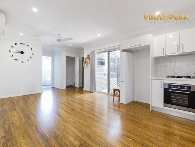 READY TO MOVE IN MINUTES AWAY FROM SCHOOLS, SHOPS & STATIONS