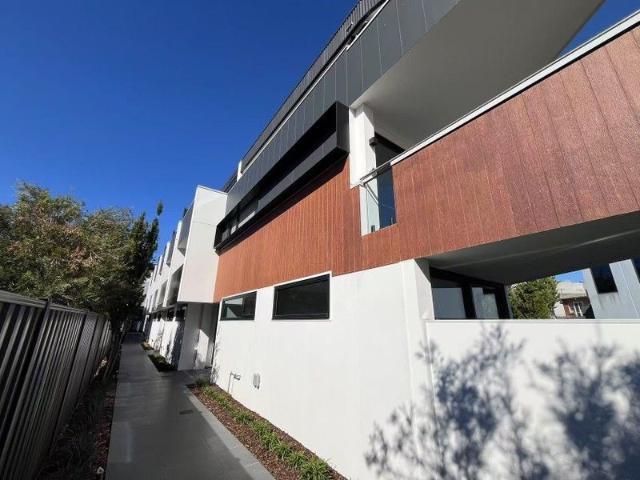 Ready to move in! Offering the best of Bayside living in a true position of privilege