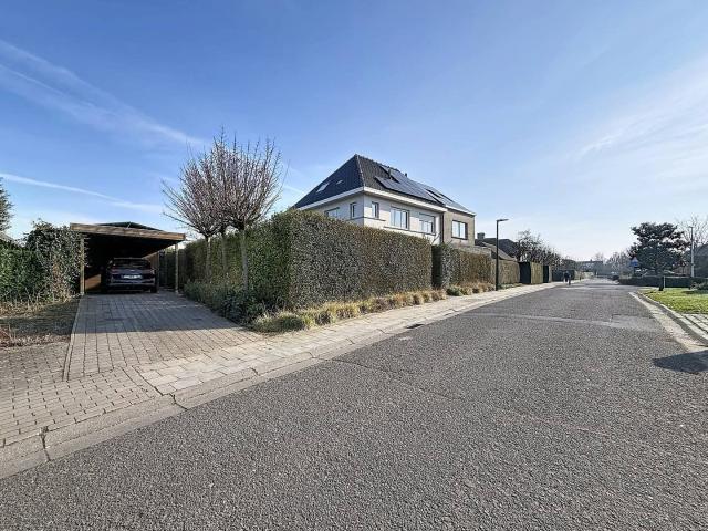 Ready to move in family home with 3 bedrooms, garden and car