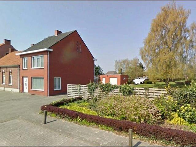 Ready to move in family home with park garden near Old Town