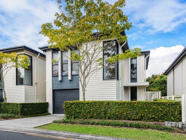 Ready to Move In Stylish Townhouse in an Unbeatable Pacific Pines Location!