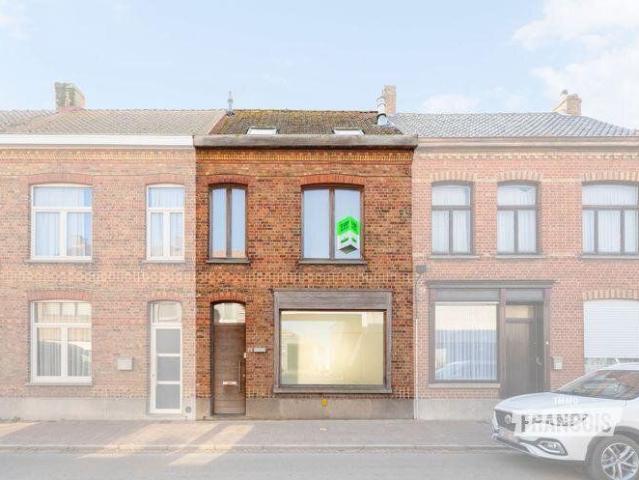 Ready to move in terraced house with courtyard and double garage, favorable EPC C rating, located in Roesbrugge