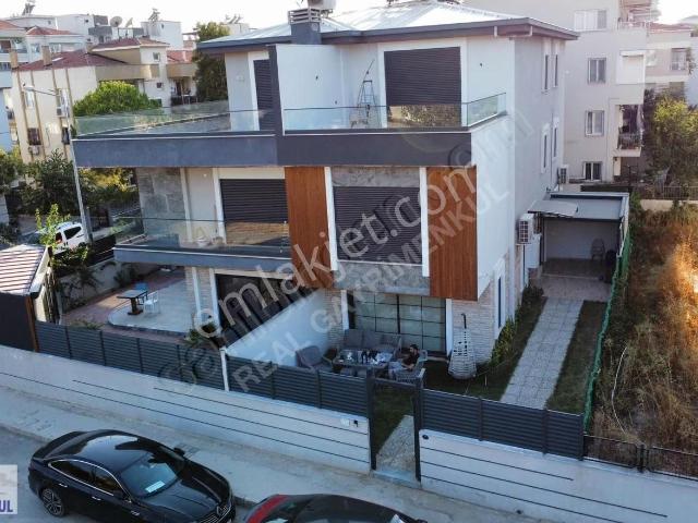 Real Gayrimenkul'den Kemalpaşa'da Büyük Bahçeli Şahane 4+1 Villa