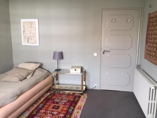 Really nice single bedroom in Les Tres Torres