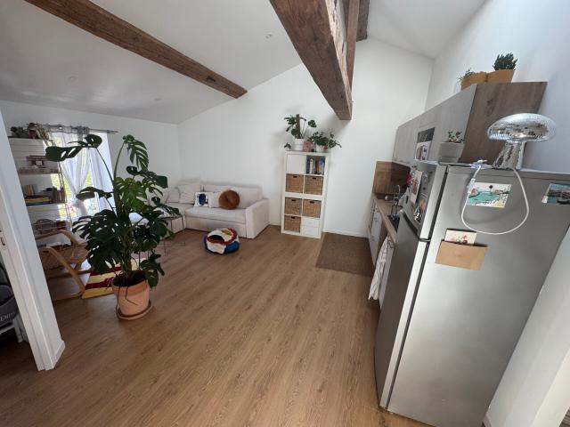 Réalmont, Appartement climatisé, 3 pièces de 46.58 m² AU SOL environ 65m² + place de parking dans garage commun et box privatif
