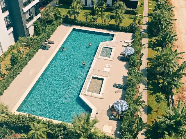 Realty Sıradışı'ndan Cadde Üzeri Eşyalı Satılık 1+1 Köşe Daire