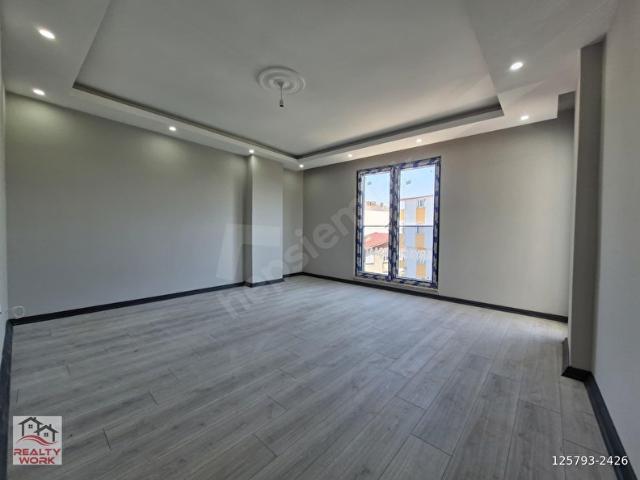 REALTY WORK'TEN CADDE ÜZERİNDE KATTA TEK, GENİŞ ARA KAT 3+1