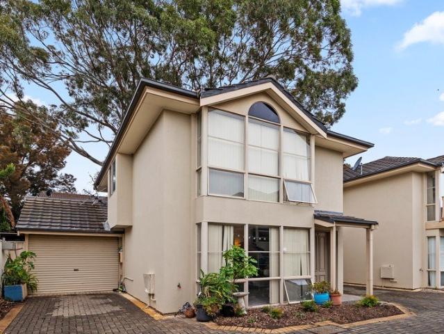 REAR OF GROUP PRIVACY MEETS COSMOPOLITAN LIFESTYLE & CONVENIENCE