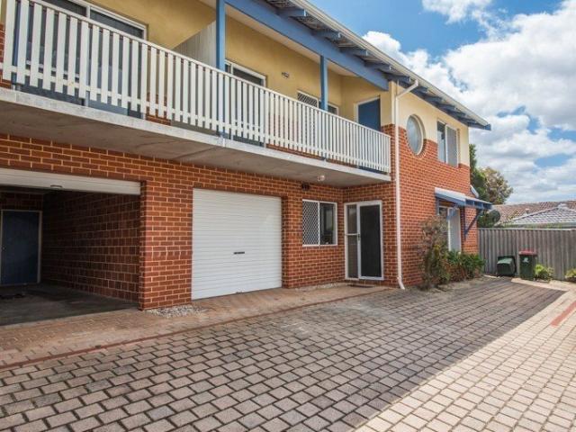 Rear Townhouse in Quiet Complex