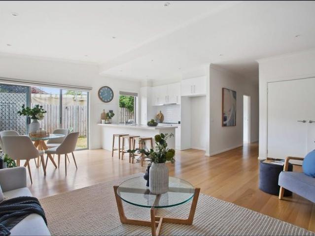 Rear Townhouse private & secluded