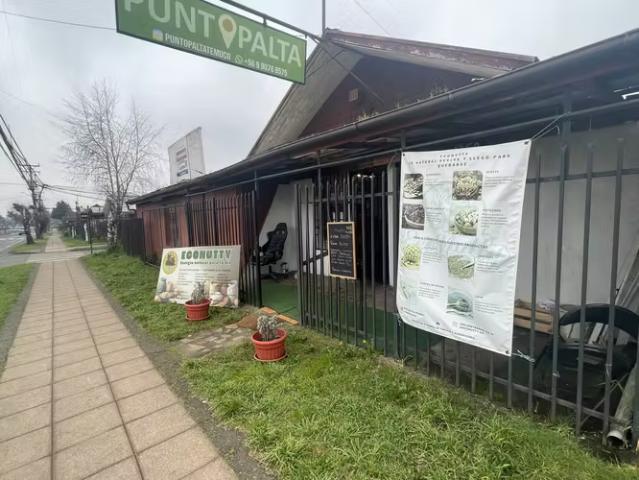 Rebajada! Se Vende casa con Rol Comercial ubicada en Avda. Javiera Carrera a cuadras de Pablo Neruda | 2 dormitorios por 134000. 00 en Temuco