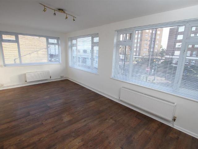 Rectory Grove, Leigh On Sea 2 bed flat to rent £1,300 pcm £300 pw